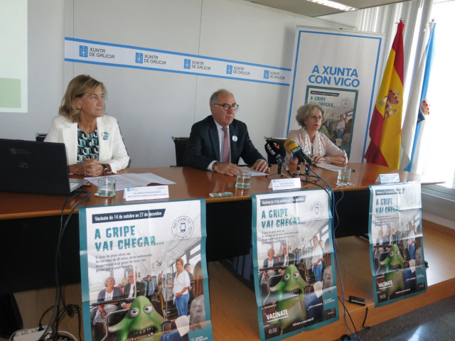 La jefa territorial de Sanidade en Pontevedra, Ángeles Feijóo; el secretario territorial de la Xunta en Vigo, Alfonso Rubio; y la subdirectora de procesos de Enfermería de la EOXI de Vigo, Mar de la Peña.