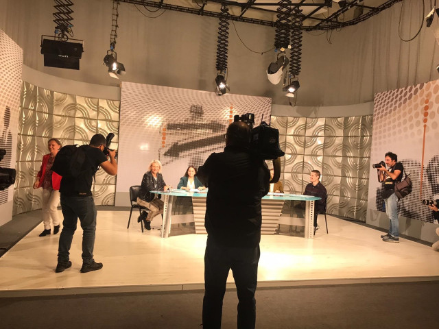 La candidata por A Coruña de Más País, Carolina Bescansa, es entrevistada por alumnos de la USC