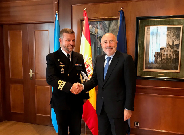 El delegado del Gobierno en Galicia, Javier Losada, se reúne con el comandante naval del Miño, Juan Díaz Porlier
