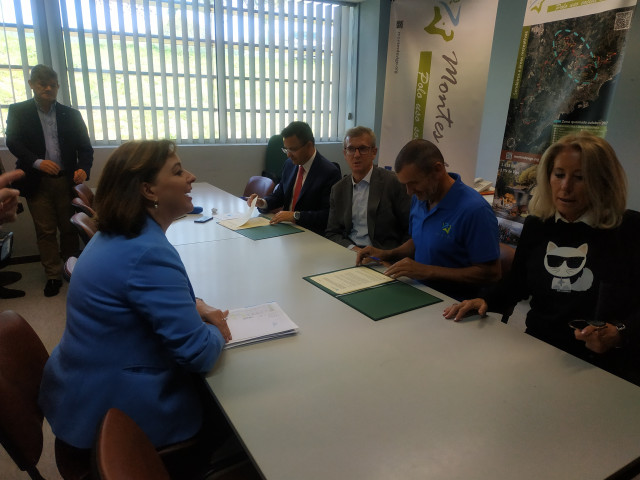 José González, Alfonso Rueda, Corina Porro y Susana López Abella en el momento de la firma.