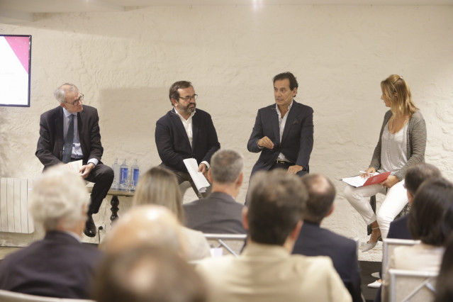 Debate sobre la ética de los negocios entre Antón Costas (AED); el presidente de Jealsa, Jesús Alonso, y el ceo de Nueva Pescanova, Ignacio González, moderados por la presidenta de Dircom en Galicia, Amalia Baltar, en Santiago de Compostela