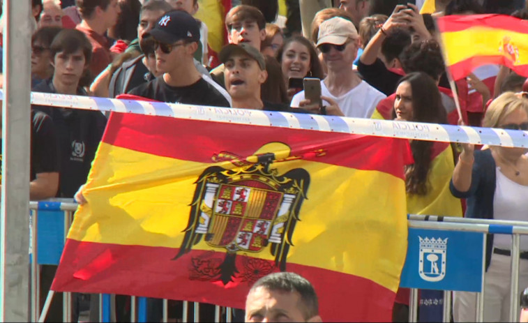 Insultos de franquistas a Sánchez y aplausos al Rey en el desfile del 12 de octubre