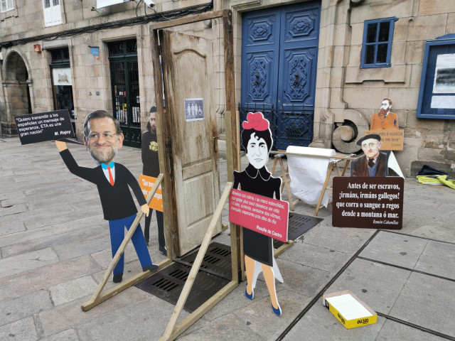 Váter público simbólico colocado en Praza do Toural en contra de la 'Ley Mordaza'.