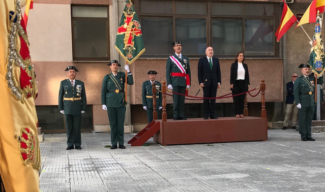 El delegado del Gobierno, Javier Losada, y la alcaldesa de A Coruña, Inés Rey, en los actos de conmemoración del Día del Pilar junto a la Guardia Civil.