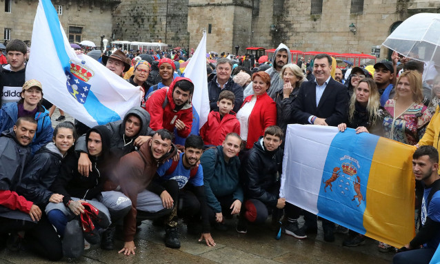 El conselleiro de Cultura e Turismo, Román Rodríguez, recibe en la Praza do Obradoiro a los 300 participantes del 'Camino de los Valores'.