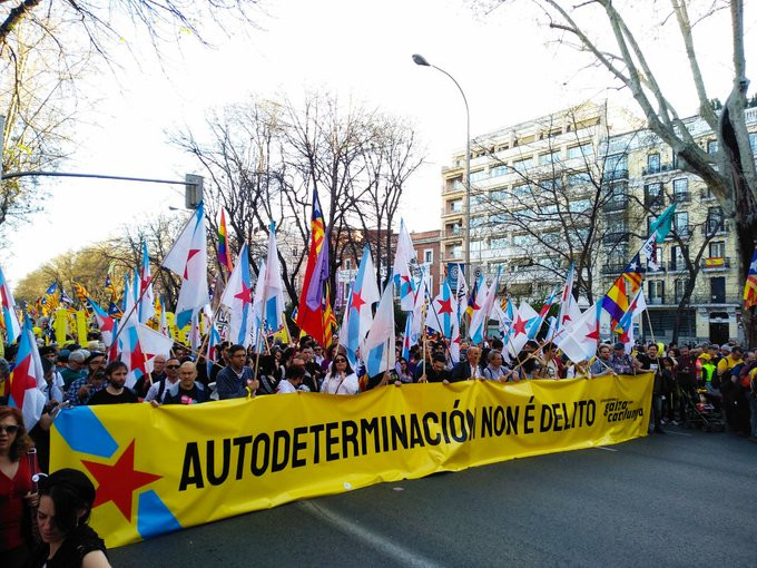 Pancarta de Galiza con Catalunya en una manifestaciu00f3n en Madrid