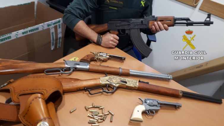 Con un Kalashnikov falso en casa y aterrorizando a los vecinos con armas simuladas