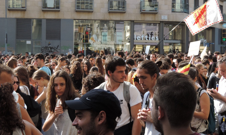 ​(VÍDEO) Independentistas salen a la calle y tratan de boicotear a periodistas y clases universitarias