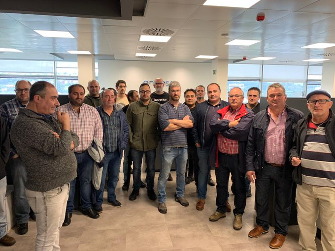 Encierro trabajadores auxiliares de Endesa en la sede de Matogrande en A Coruu00f1a