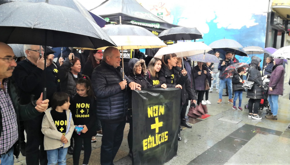 Concentración contra os eólicos en Carballo (2)