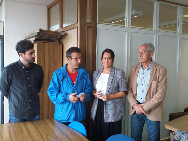 Reunión de la candidata de Ciudadanos por la provincia de Pontevedra, Beatriz Pino, con representantes de bomberos de Vigo