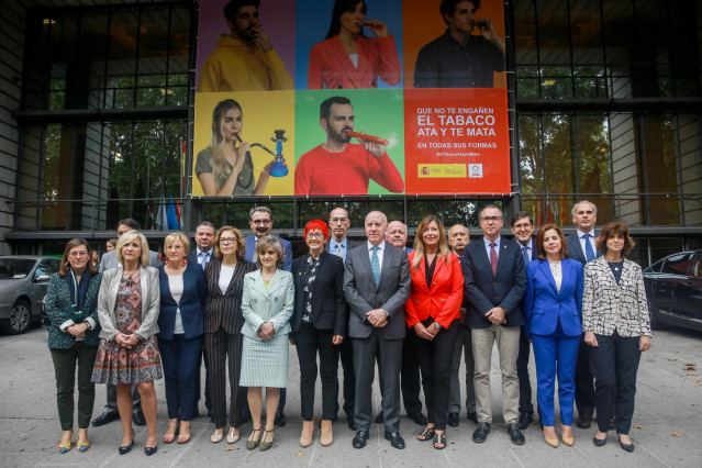 Foto de familia de los miembros del Consejo Interterritorial del Sistema Nacional de Salud, con la ministra de Sanidad en funciones, María Luisa Carcedo (en la primera fila  5i), tras el pleno celebrado en el ministerio de Salud en Madrid (España), a 14 d