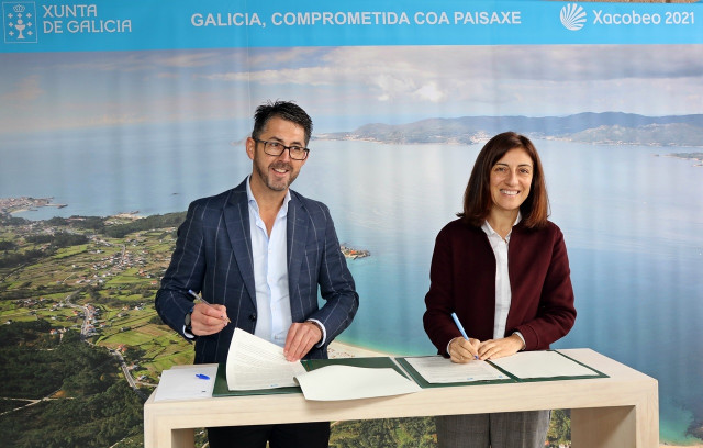 El alcalde de Porto do Son, José Luis Oujo, con la conselleira de Medio Ambiente, Ángeles Vázquez