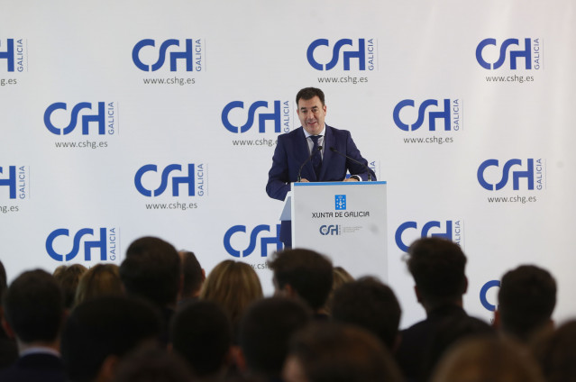 El conselleiro de Cultura e Turismo, Román Rodríguez, en la inauguración