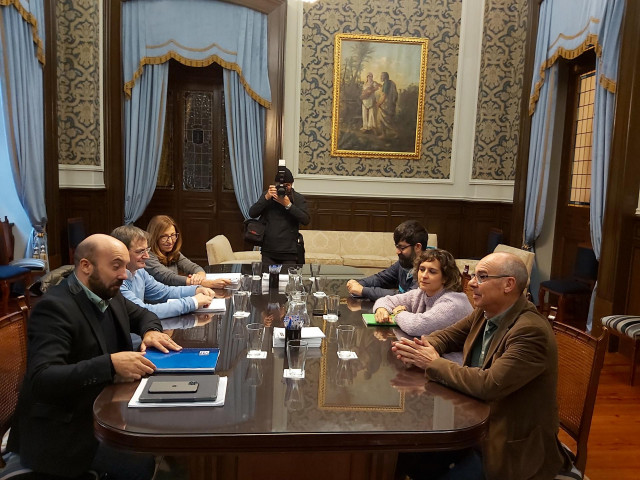 El portavoz del grupo municipal socialista, José Manuel Lage, se reúne con el portavoz nacionalista, Francisco Jorquera, para hablar del presupuesto de 2020