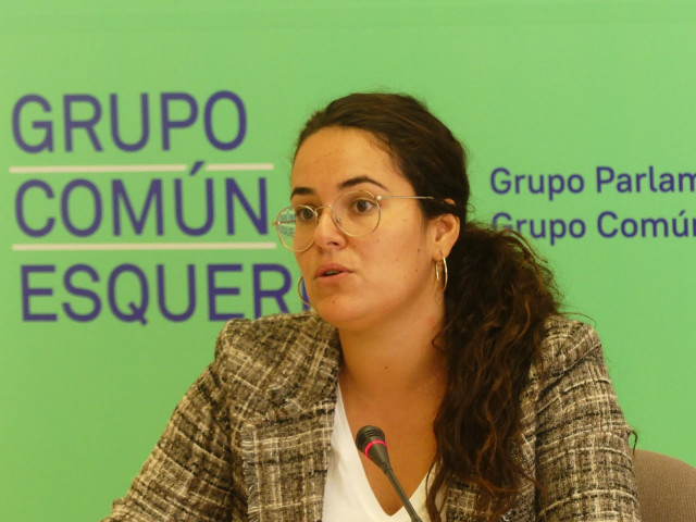 La diputada de Grupo Común da Esquerda Luca Chao en rueda de prensa