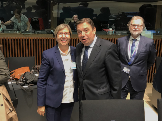La conselleira do Mar, Rosa Quintana, con el ministro de Agricultura, Pesca y Alimentación, Luis Planas