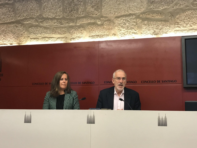 El concejal de Turismo compostelano, Sindo Guinarte, y la gerente de Turismo de Santiago, Flavia Ramil, durante la rueda de prensa.