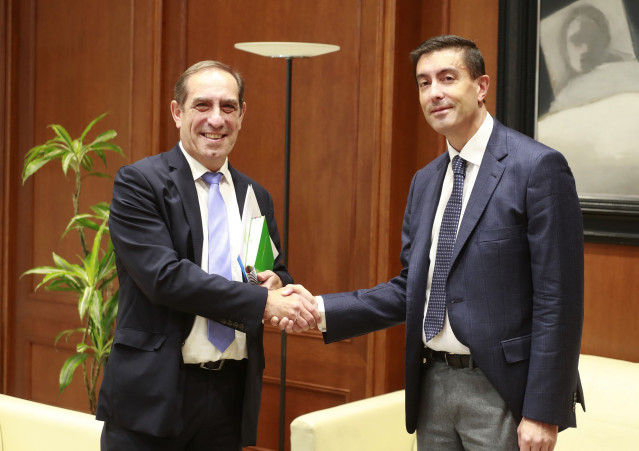 El conselleiro de Facenda, Valeriano Martínez, y el secretario general en funciones de la CEG, José Antonio Neira