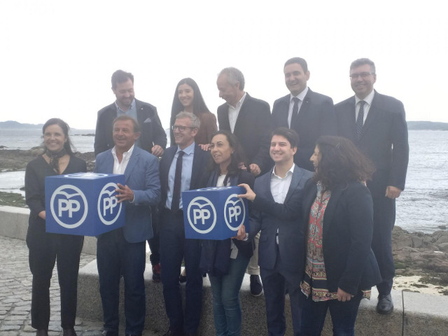 Alfonso Rueda, con los candidatos a las Cortes por la provincia de Pontevedra