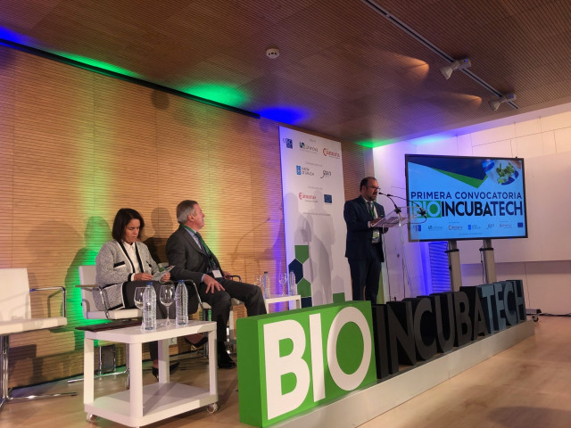 El rector de la USC, Antonio López, y la directora de la Axencia Galega de Innovación, Patricia Argerey, participan en la presentación de la aceleradora de empresas 'BioIncubatech'.
