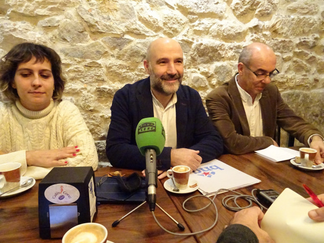 El cabeza de lista del BNG al Congreso, Néstar Rego, en un almuerzo informativo junto a los concejales Francisco Jorquera y Avia Veira