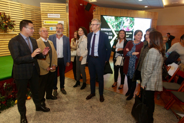 El vicepresidente de la Xunta, Alfonso Rueda, y el conselleiro do Medio Rural, José González, en la jornada 'A importancia da muller no mundo rural'