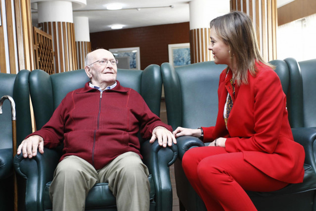 La conselleira de Política Social, Fabiola García, durante su visita a Ferrol.