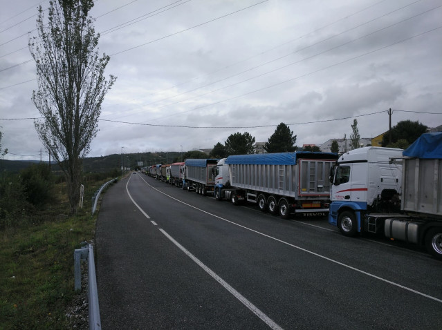 Camioneros salen rumbo a Madrid para asistir a la protesta en defensa de la central térmica de Endesa, en As Pontes