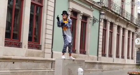 Detenido un instagramer por filmarse tirándole una tarta a un profesor en Lugo