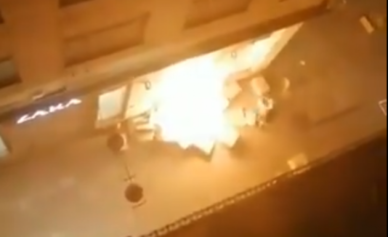 (VÍDEO) Los manifestantes se desquitan prendiendo fuego a un Zara de Lleida