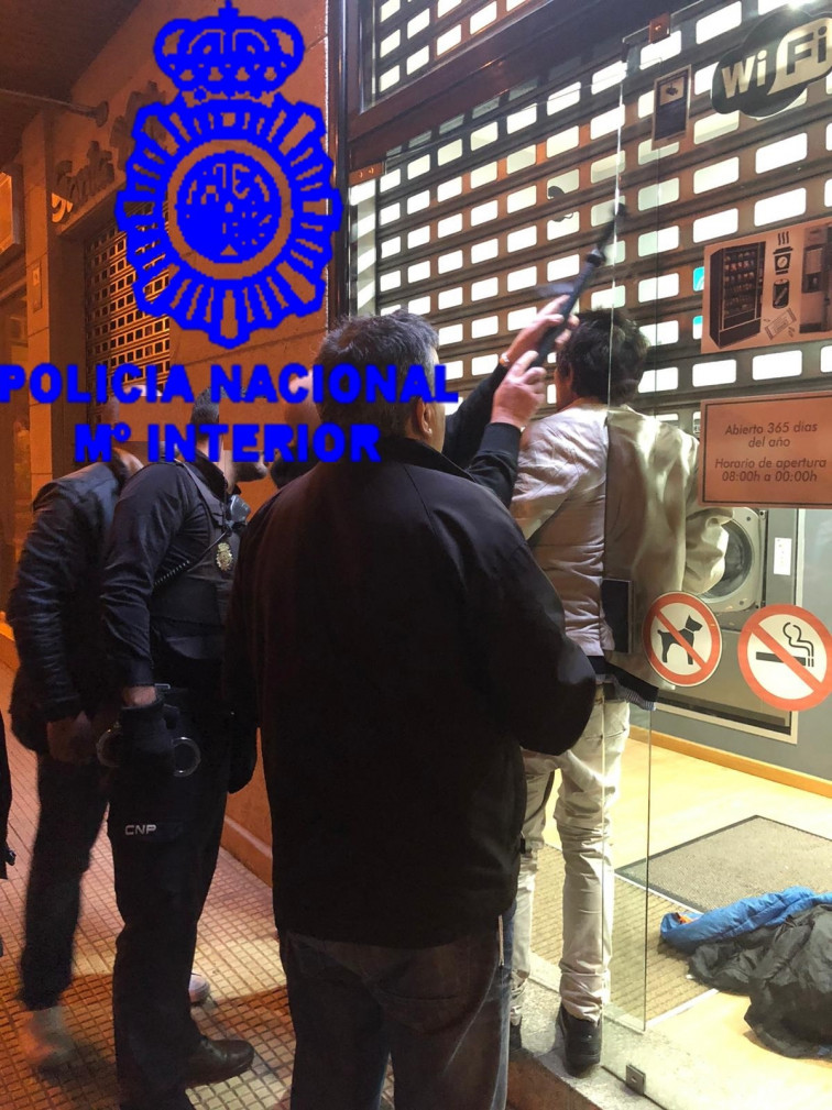 Entra un ladrón en su lavandería y lo atrapa desde su casa con un control remoto