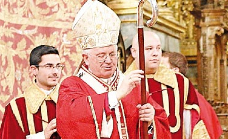 El arzobispo de Santiago permanece ingresado en el Clínico tras ser sometido a una operación