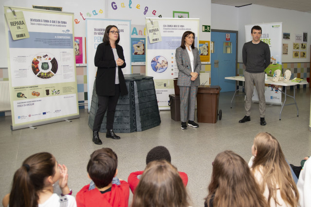 La conselleira de Medio Ambiente, Ángeles Vázquez, presenta un programa de compostaje escolar