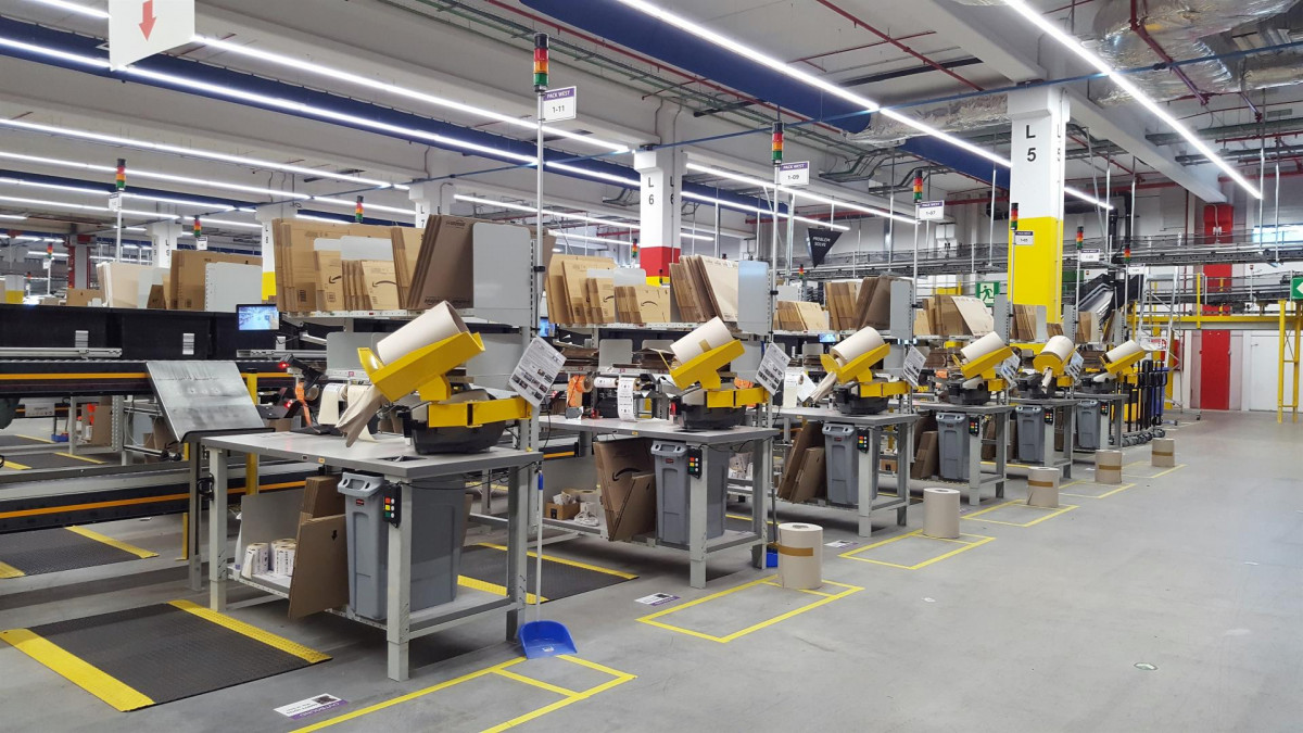 Imagen de un centro logístico de Amazon.