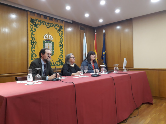 La subdelegada del Gobierno en A Coruña, Pilar López-Rioboo; el jefe de área de Educación de la Delegación del Gobierno, Manuel Regueiro y la alcaldesa de Bergondo, Alejandra Pérez, presiden una jornada sobre convivencia escolar