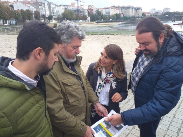 Los candidatos de Unidas Podemos, Antón Gómez  Reino, Juantxo López de Uralde y Yolanda Díaz, con el portavoz de Marea, Rubén Pérez, en el paseo de Bouzas
