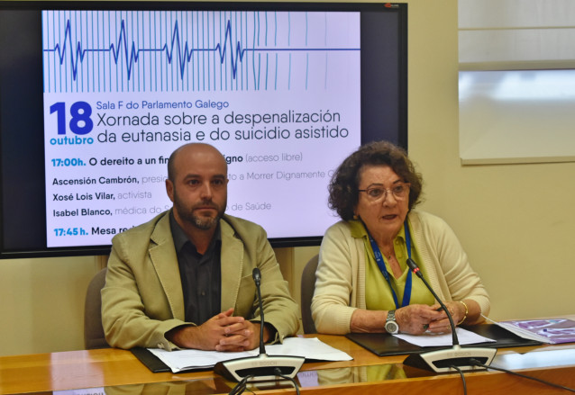 El portavoz del grupo mixto, Luís Villares, y la vicpresidenta de la Asociación Vivir Dignamente en Galicia, Asunción Cambrón