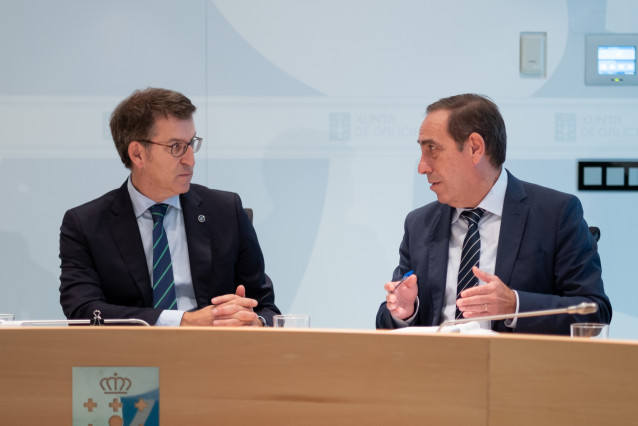 El presidente de la Xunta, Alberto Núñez Feijóo, y el conselleiro de Facenda, Valeriano Martínez, en el Consello de la Xunta