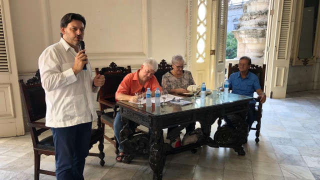 El secretario xeral de Emigración, Antonio Rodríguez Miranda, en Cuba.