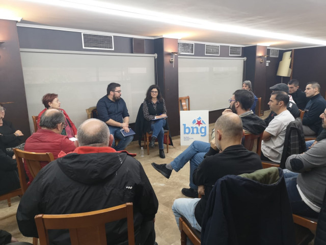La candidata del BNG, Carme da Silva, en una reunión con delegados sindicales del naval.
