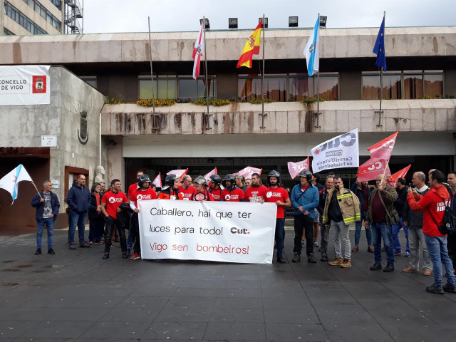 Bomberos ante la puerta del Ayuntameinto de Vigo.