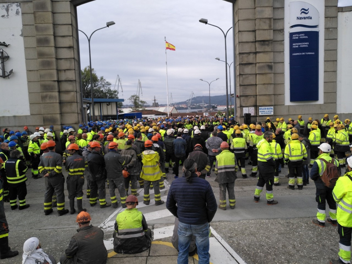 Minuto de silencio de operarios en Navantia Ferrol por la muerte de un compañero fallecido en Cádiz.