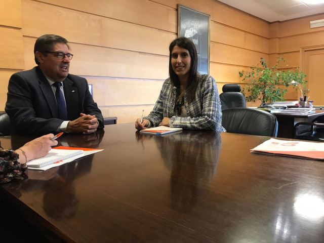 La candidata de Ciudadanos al Congreso por A Coruña, María Vilas, se reúne con el rector de la UDC, Julio Abalde