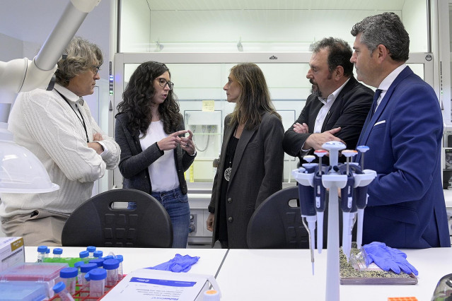 La conselleira de Educación, Carmen Pomar, durante una visita al entro de investigación CICA-INIBIC de la UDC