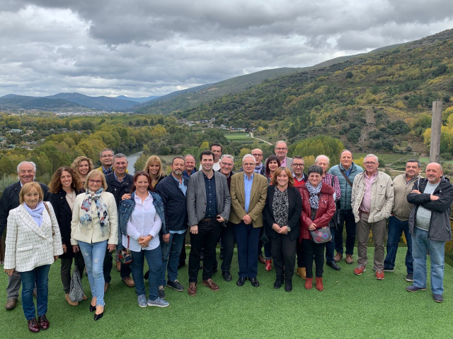 El secretario general del PSdeG, Gonzalo Caballero, junto a cargos socialistas en O Barco de Valdeorras