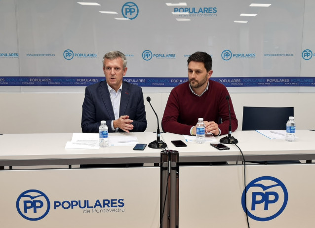 El pesidente del PP de Pontevedra, Alfonso Rueda, y el de la gestora de Meaño, José Sueiro