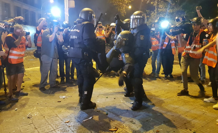​El antidisturbios gallego herido se encuentra en la UCI 