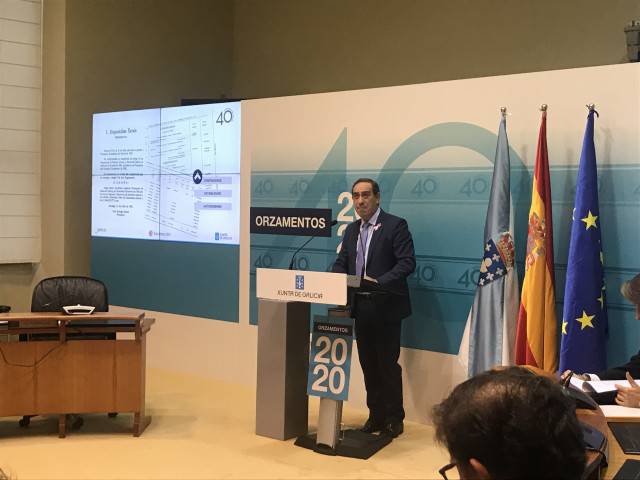 El conselleiro de Facenda, Valeriano Martínez, presenta las cuentas