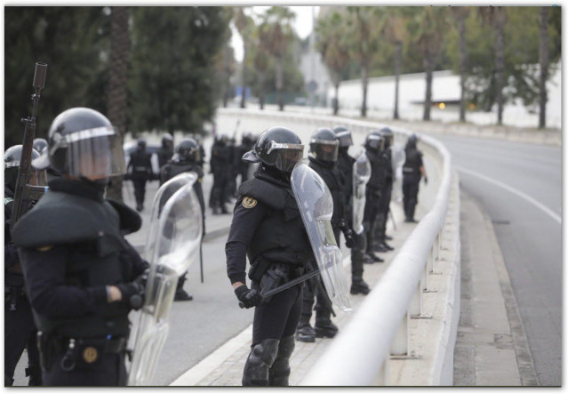 Unidades de la Guardia Civil desplegados en Cataluña ante la convocatoria de huelga por la sentencia del procés